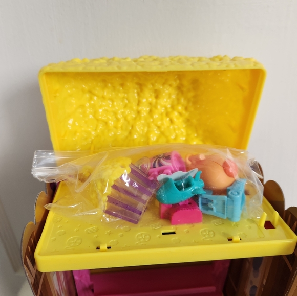 Polly Pocket Un-Box-It Playset Popcorn Bucket Movie Theater with Accessories - Picture 11 of 12